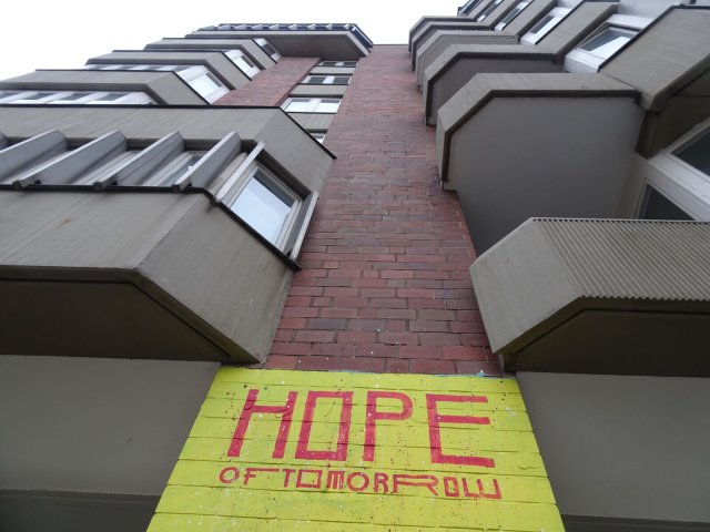 Hope – Hoffnung, das brauchen die Mieter der Gewobag-Häuser an der Ecke Bülowstraße und Frobenstraße in Berlin-Schöneberg