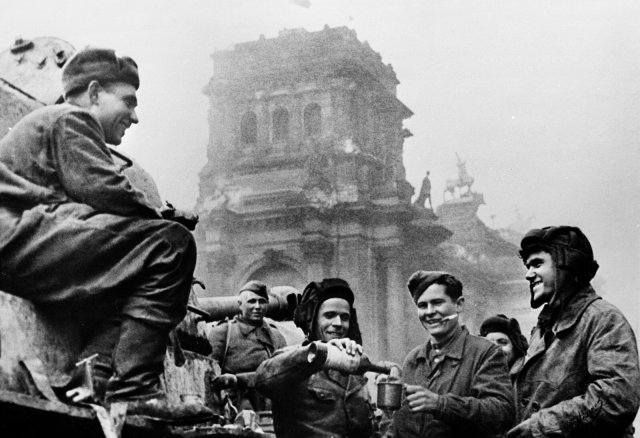 Sowjetische Truppen in Berlin im Mai 1945.