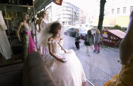 Einmal Prinzessin sein: Schlichte Hochzeitskleider werden in Neuk&#246;lln eher selten gekauft.