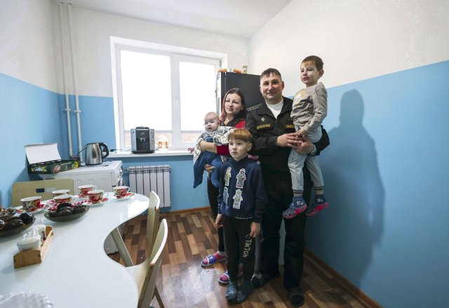 Das offizielle russische Familienbild: Der Mann arbeitet, in diesem Fall als Soldat im Osten Russlands, die Frau kümmert sich um Haushalt und Kinder – und arbeitet im Zweifel auch noch.