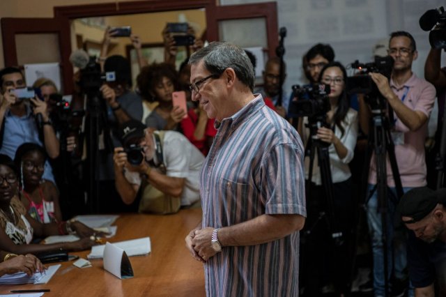Kubas Außenminister Bruno Rodriguez vor der Stimmabgabe in einem Wahllokal in Havanna.