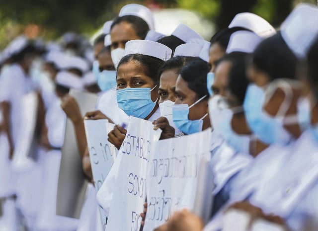 Kein Geld für Gesundheit: Krankenschwestern protestieren in Sri Lankas Hauptstadt Colombo gegen den Pflegenotstand.
