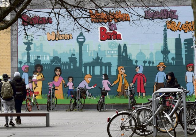 Schönes Bild, mehr nicht? Die Wandmalerei am Einwanderungsamt verspricht ein »Willkommen in Berlin«, das Roma* kaum erleben.