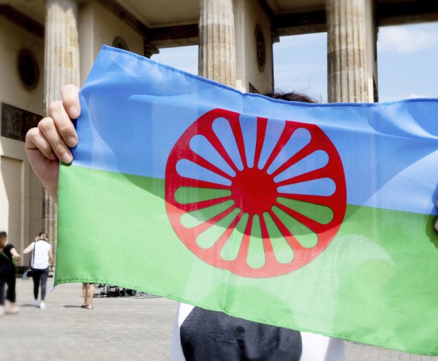 Auf die Roma-Flagge haben sich die Delegierten auf dem ersten Weltromakongress geeinigt, am 8.4.1971.
