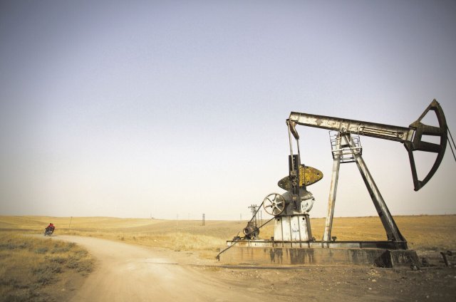 Der fossile Kapitalismus ist global: Ölförderung an der Grenze zu Rojava, der Autonomen Administration von Nord- und Ostsyrien