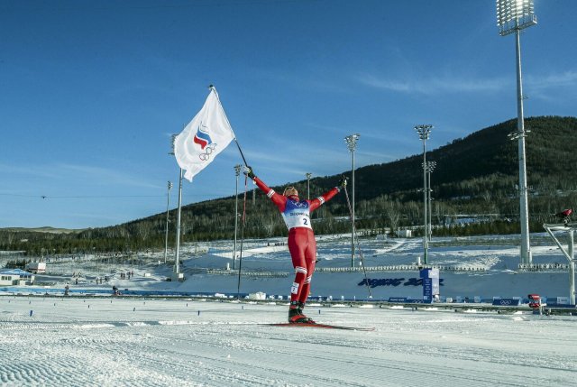Rote Anzüge und die Landesfarben auf der NOK-Flagge. Die angeblich neutralen »Athleten des Russischen Olympischen Komitees« waren bei den Spielen 2022 in Peking klar als Russen erkennbar.