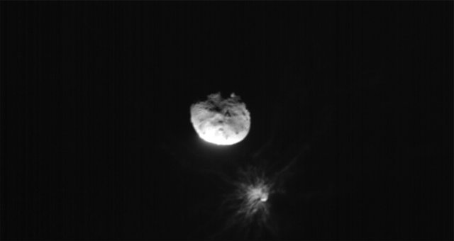 Das Asteroiden-Duo Dimorphos/Didymos nach dem Einschlag der DART-Sonde auf Dimorphos: Asterodenstaub fliegt ins All, der getroffene Asteroid verändert seine Bahn.