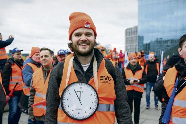 Guten Mutes: Kundgebung der Verkehrsgewerkschaft EVG vor dem Berliner Hauptbahnhof.