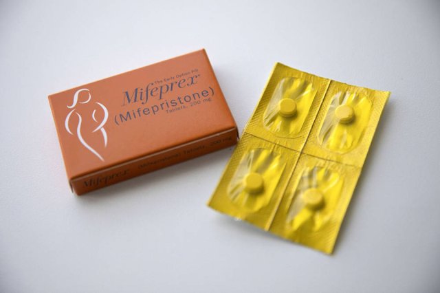 In der Klinik von Dr. Franz Theard werden die Medikamente Mifepriston und Misoprostol unter Aufsicht verabreicht, um eine Schwangerschaft abzubrechen.