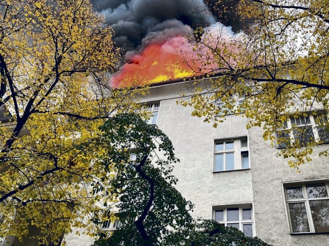 Albtraum ohne Ende: Am 18. Oktober vergangenen Jahres brennt der Dachstuhl eines Mietshauses in der Nogatstraße in Neukölln