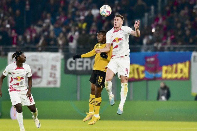 Leipzigs Willi Orban (r.) spielte gegen Borussia Dortmund mit gebrochener Nase – und erzielte den Treffer zum 2:0-Endstand.
