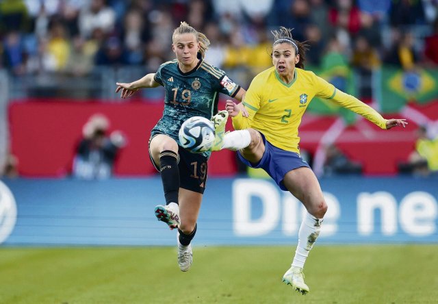 Das DFB-Team um Klara Bühl (l.) war gegen die Brasilianerinnen um Antonia Silva meist zu spät.