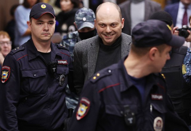 Wladimir Kara-Mursa (m.) bei einer Anhörung vor Gericht. Wegen angeblichen Hochverrats soll er 25 Jahre ins Gefängnis.