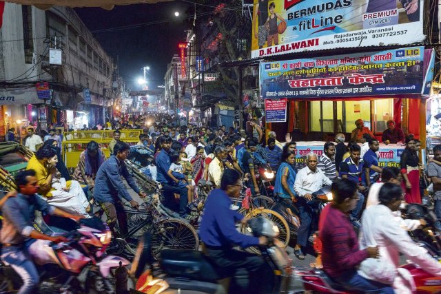 Straßenszene zur Rush hour, Varanasi, Benares, Uttar Pradesh, Indien, Asien