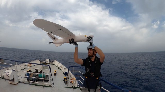 Der Verein Searchwing beim Test einer Selbstbaudrohne im Mittelmeer.