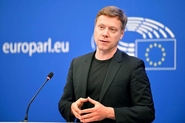 Martin Schirdewan beim Pressebriefing der Fraktion Die Linke im Europäischen Parlament.