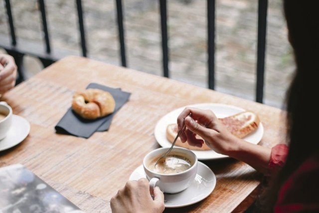 Zeitung, Kaffee und Croissant – der vielleicht kultivierteste Einstieg in den Tag.