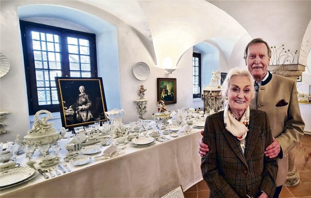 Renate und Otto Schober vor dem gedeckten Tisch mit dem Schwanen-Service