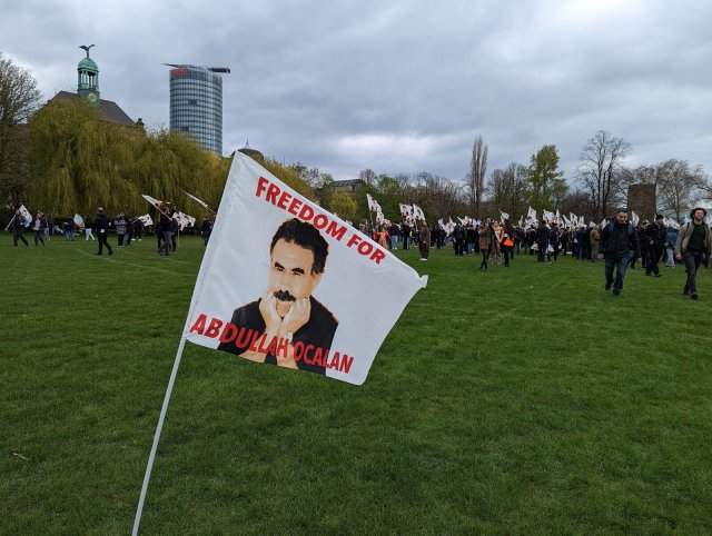 Öcalan hätte bestimmt gern Unterstützung von der Antifa oder der Linken.