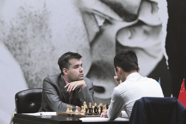 Ob Jan Nepomniaschtschi (l.) die Schach-WM mit Ding Liren Spaß macht, sieht man ihm nicht an. Er hat aber gute Chancen, sie zu gewinnen.