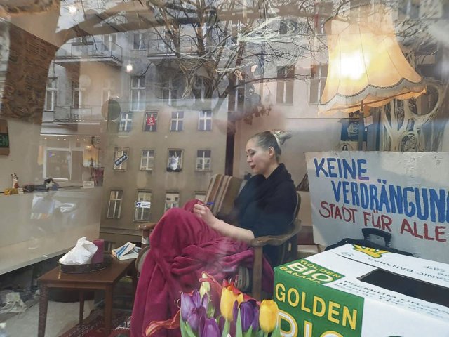 Joana will als »lebendige Suchanzeige« im Schaufenster einer Galerie im Kreuzberger Wrangelkiez auf die Wohnungsnot aufmerksam machen.
