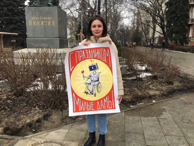 Immer wieder protestiert Viktoriia Kochkasova in Woronesch, wie hier am 8. März.