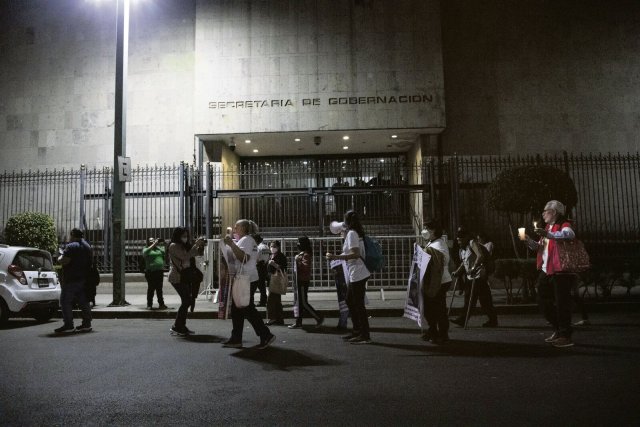 Demonstrierende vor dem Gebäude der Secretaría de Gobernación in Mexiko-Stadt. Die Behörde ist für die mexikanische Innenpolitik zuständig. Sie fordern, dass der Staat sich für die Freilassung von Antonio Díaz und Ricardo Lagunes einsetzt.