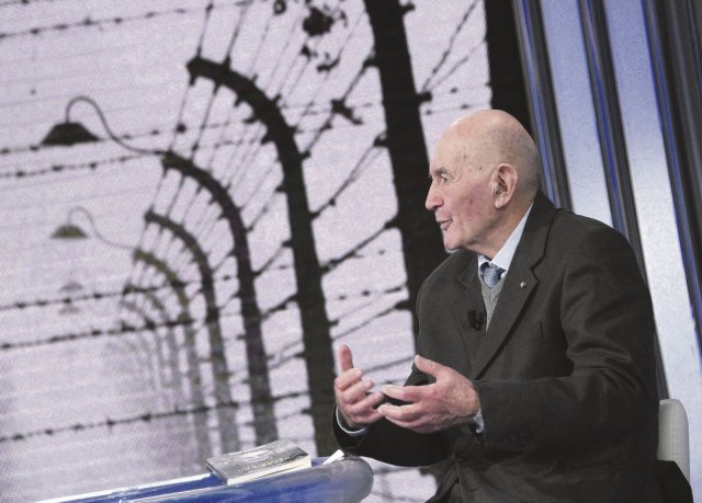 Auschwitzüberlebender Sami Modiano legt Zeugnis ab.