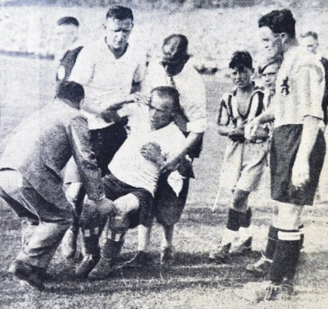 Ein Foto aus der Fußball-Woche zeigt Horwitz, wie er 1931 den verletzten Spieler Willy Kirsei vom Platz trägt.