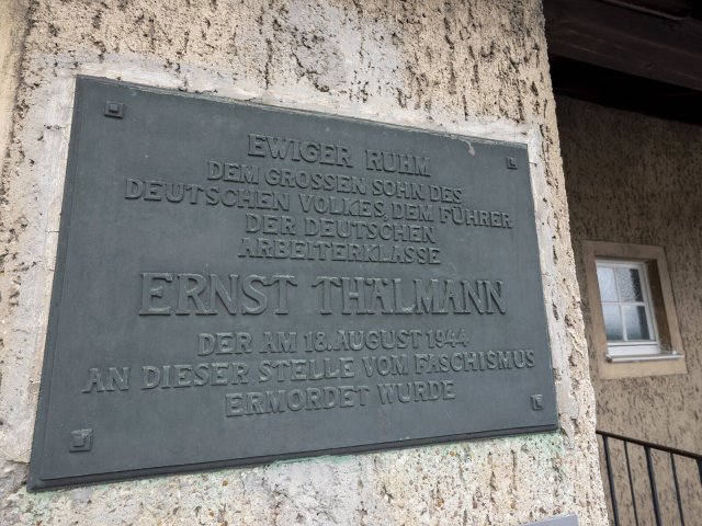 Gedenktafel für den ermordeten Kommunisten Ernst Thälmann in der KZ-Gedenkstätte Buchenwald auf dem Ettersberg bei Weimar.