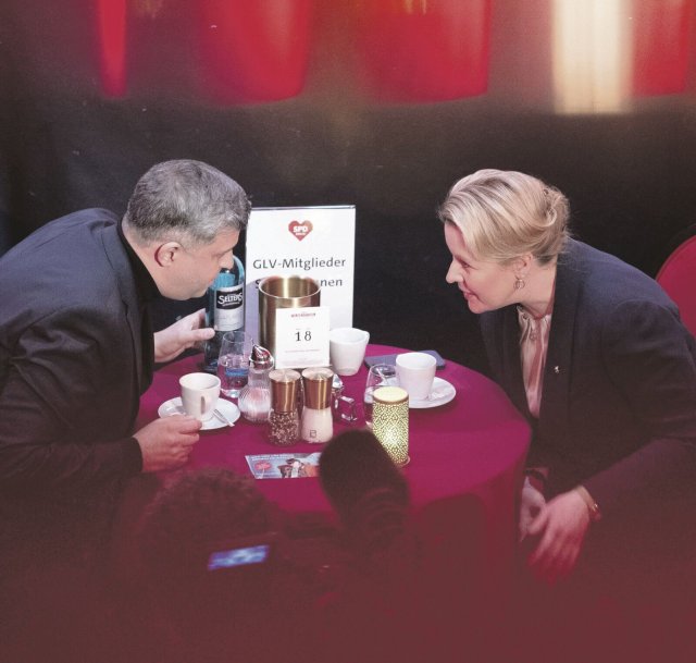 Kaffee, Kuchen, Koalitionspoker: Die SPD-Vorsitzenden Raed Saleh und Franziska Giffey hoffen auf Unterstützung von der Basis.