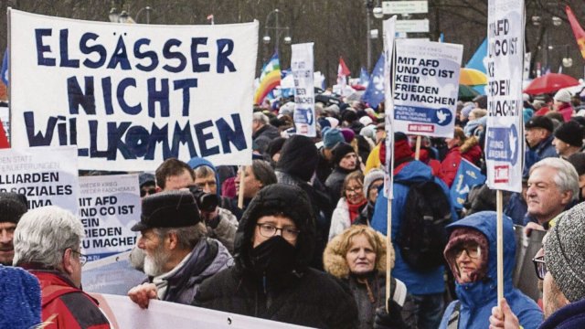 Bei der Kundgebung von Sahra Wagenknecht und Alice Schwarzer wurde Jürgen Elsässer (ganz rechts) eindeutig die Meinung gesagt.