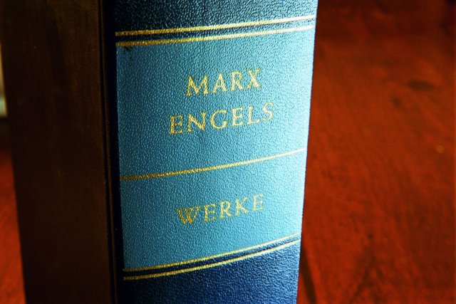 Die berühmten »blauen Bände«: Auch wenn sie bereits seit 1956 erscheinen, ist die Arbeit an der Werkausgabe von Marx und Engels noch längst nicht abgeschlossen.