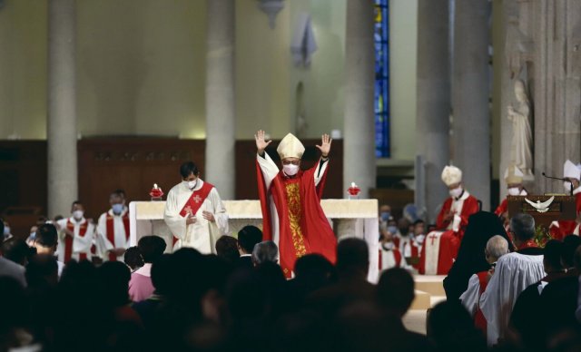 Der katholische Bischof von Hongkong, Stephen Chow (62), segnet die Gemeindemitglieder in der Kirche der Unbefleckten Empfängnis.