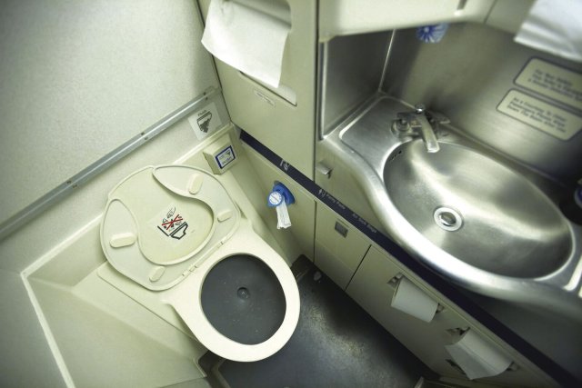 Spült mit Unterdruck: Die Toilette an Bord einer Boeing 747