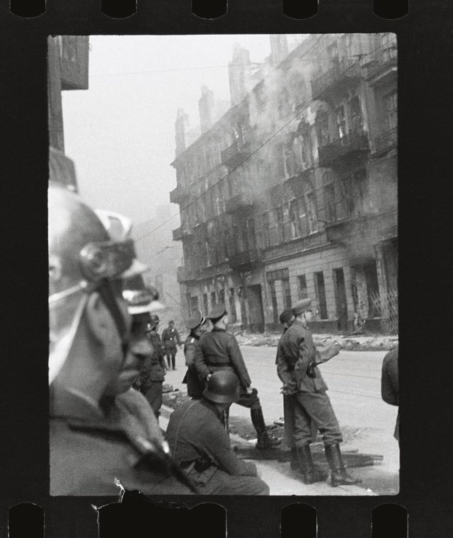 Deutsche bewundern ihre Zerstörung: Eines der wenigen Bilder vom Warschauer Ghettoaufstand, das nicht von den Tätern stammt, sondern vom polnischen Feuerwehrmann Zbigniew L. Grzywaczewski.