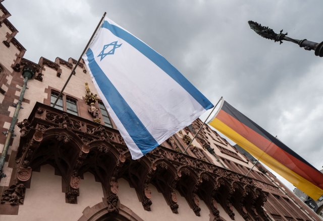 Eine israelische und eine deutsche Fahne hängen am Frankfurter Römer, um an den Jahrestag der Aufnahme diplomatischer Beziehungen zwischen Israel und Deutschland am 12. Mai 1965 zu erinnern.
