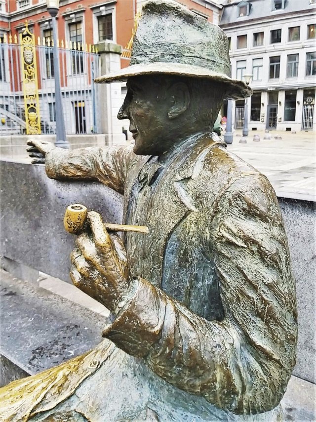 Simenon-Denkmal am Place du Commissaire Maigret in Lüttich