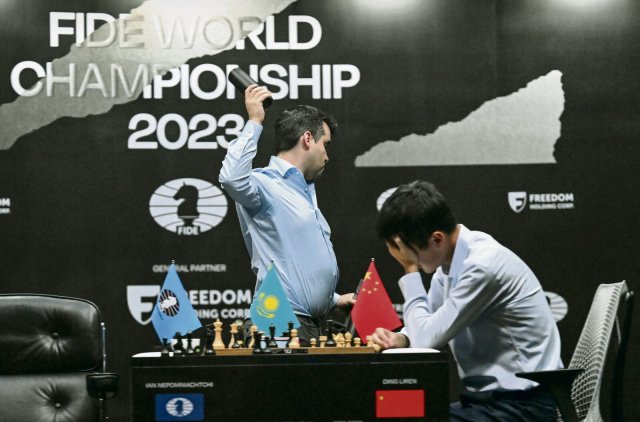 Jan Nepomnjaschtschi kann sich kaum zurückhalten, Gegner Ding Liren (r.) seinen WM-Sieg dagegen kaum fassen.