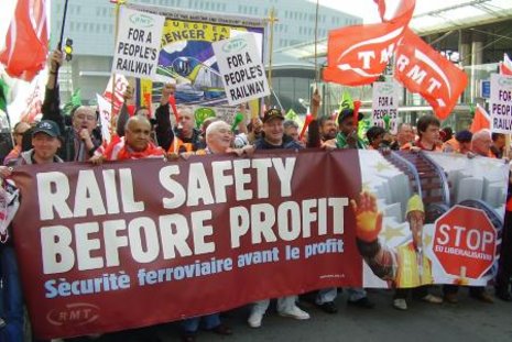 Protestierenden Eisenbahner von der britischen Gewerkschaft RMT