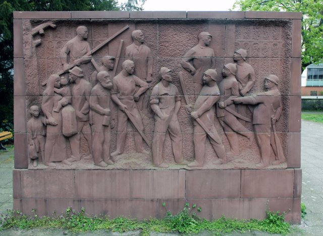 Eine der zwei Gedenkmauern der Karl-Marx-Erinnerungsstätte in Alt-Stralau