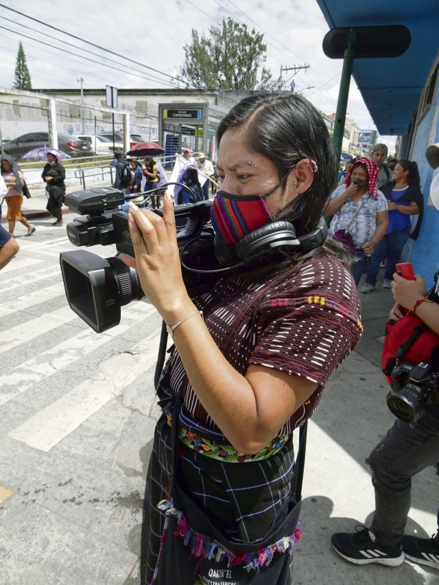 Die Kamera der Journalistin Ana Matzir ist keine Waffe, aber wichtig für den Kampf der indigenen Frauen um die Anerkennung ihrer Rechte.