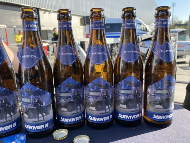 Viele Flaschen beim »Polizeikongress«: Giveaways von Rheinmetall zur Werbung für seinen Polizeipanzer.