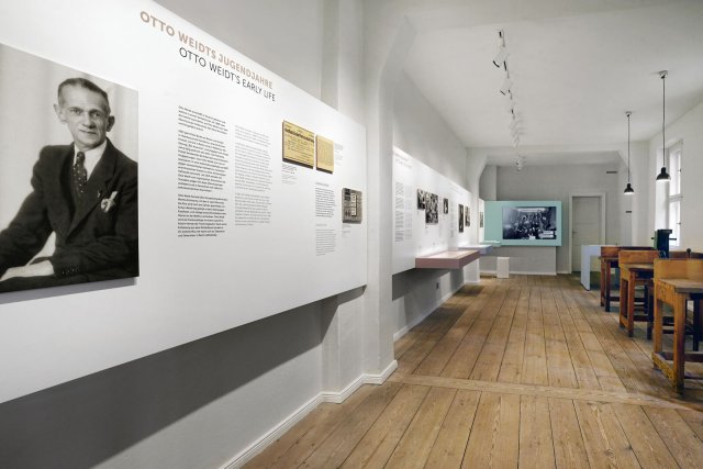 Stiller Held Otto Weidt (l.) auf einem Foto in der neuen Dauerausstellung