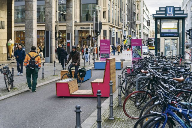 Flaniermeile oder wilder Westen? Noch immer fahren Fahrräder durch die Friedrichstraße, nicht immer im Schritttempo. Ob die Sitzmöbel zum Verweilen – oder wichtiger: zum Shoppen – einladen, muss sich noch zeigen.