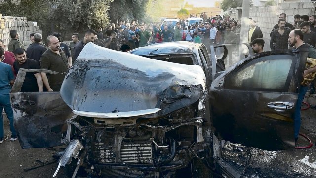 Bei einem Drohnenangriff auf ein Zivilfahrzeug in Qamischli starben drei Mitglieder einer kurdischen Familie.