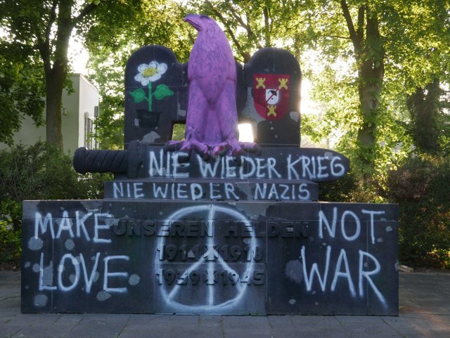 Das Kriegerdenkmal der Nazis in Kalkar, vom Künstler und Friedensaktivisten Wilfried Porwol umgestaltet.