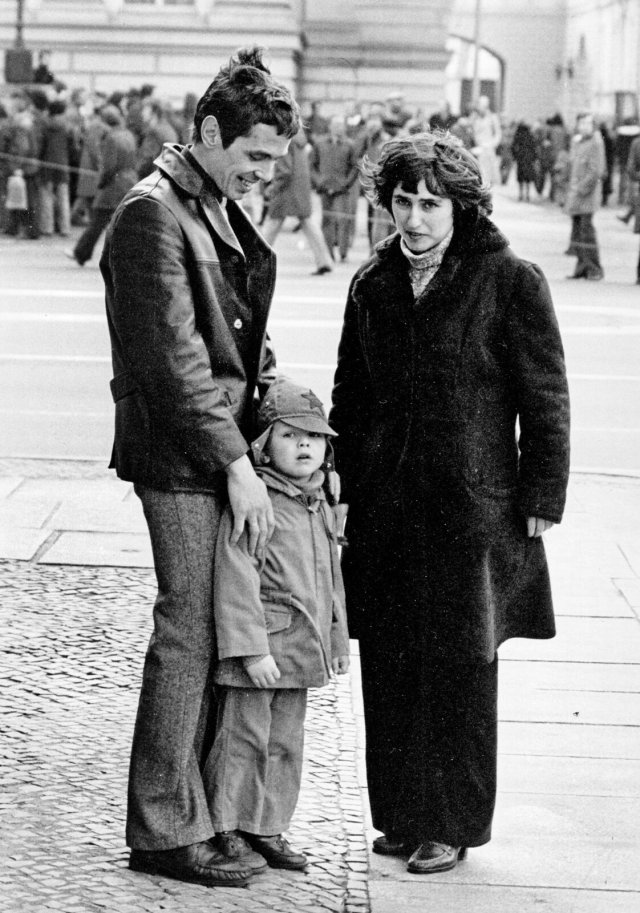 Ellen Brombacher mit Sohn Sascha und ihrem Mann Pedro in Leningrad