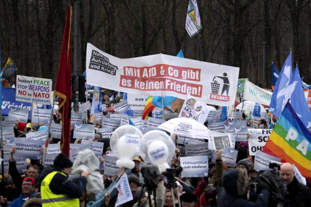 Viele in der Linken empört es, dass die Friedenskundgebung am 25. Februar in Berlin, mitveranstaltet von Sahra Wagenknecht, nicht nur von Medien, sondern auch von Genoss*innen, als Querfront-Veranstaltung diffamiert wurde.