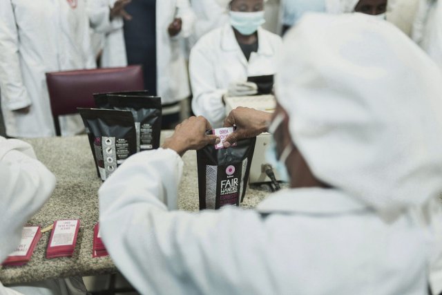 Arbeiter in der Kaffeerösterei Solino/Tarara verpacken Kaffee in Addis Abeba, der Hauptstadt Äthiopiens.